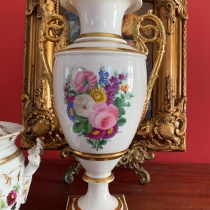 Antique French Old Paris Porcelain Vase with Hand-Painted Floral Bouquets and Gilt Bands on Square Plinth, 19th Century