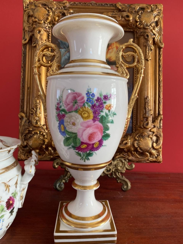 Antique French Old Paris Porcelain Vase with Hand-Painted Floral Bouquets and Gilt Bands on Square Plinth, 19th Century